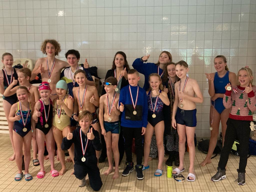 De lotenverkopers kragen allemaal een medaille.